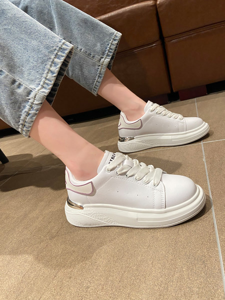 Vasaras sieviešu kedas no eko ādas ar aplikāciju