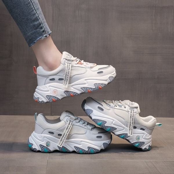 Jauns sieviešu kedu modelis ar šņorēm un raupju zoli - divas krāsas