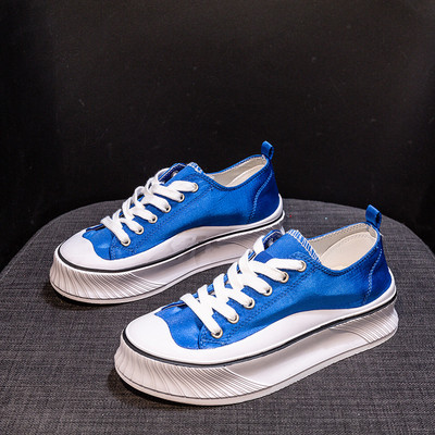 Krāsainas sieviešu kedas ar plakanu zoli