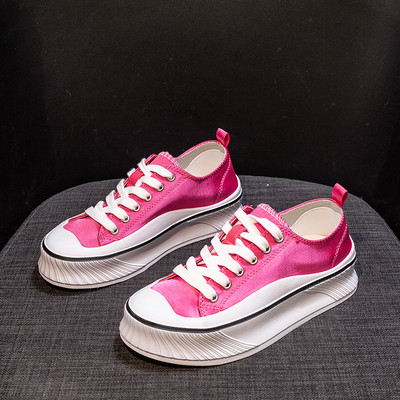 Krāsainas sieviešu kedas ar plakanu zoli