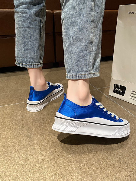 Krāsainas sieviešu kedas ar plakanu zoli