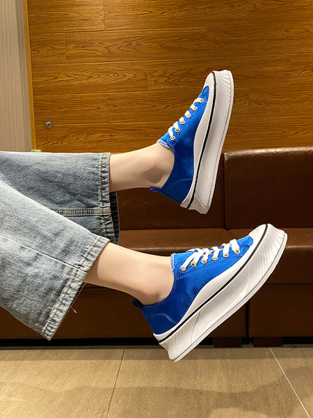 Krāsainas sieviešu kedas ar plakanu zoli