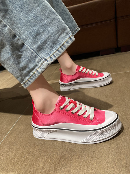 Krāsainas sieviešu kedas ar plakanu zoli