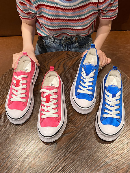 Krāsainas sieviešu kedas ar plakanu zoli