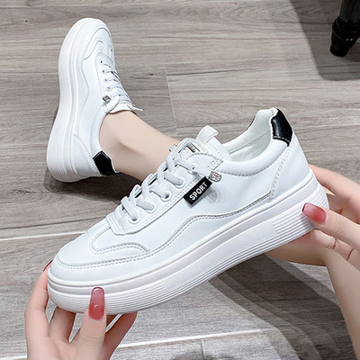 Ikdienas kedas ar plakanām zolēm un mežģīnēm baltā krāsā