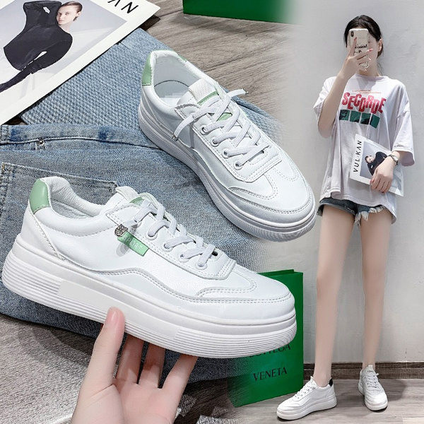 Ikdienas kedas ar plakanām zolēm un mežģīnēm baltā krāsā