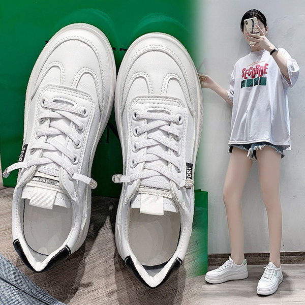 Ikdienas kedas ar plakanām zolēm un mežģīnēm baltā krāsā