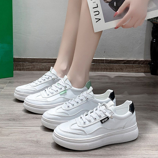 Ikdienas kedas ar plakanām zolēm un mežģīnēm baltā krāsā