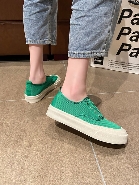 Lameda tallaga hingavad naiste tossud