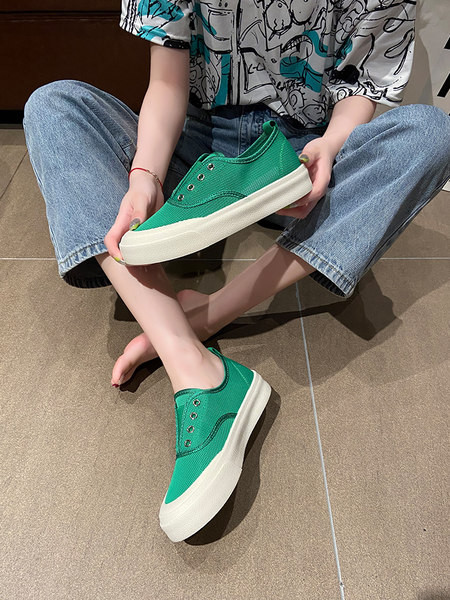 Lameda tallaga hingavad naiste tossud