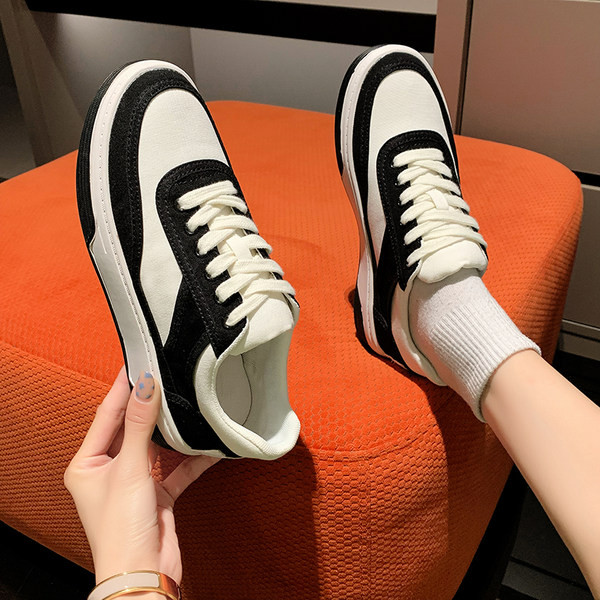 Ikdienas kedas ar plakanu zoli baltā krāsā