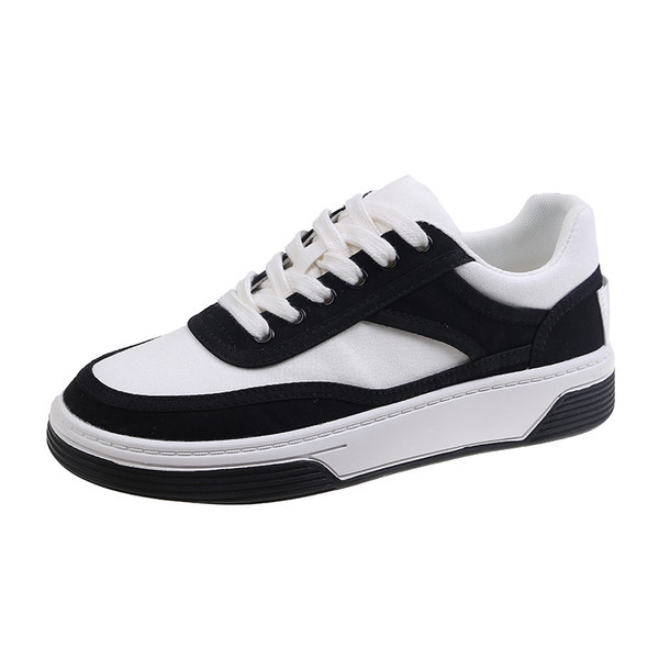 Ikdienas kedas ar plakanu zoli baltā krāsā