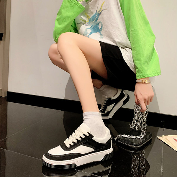 Ikdienas kedas ar plakanu zoli baltā krāsā