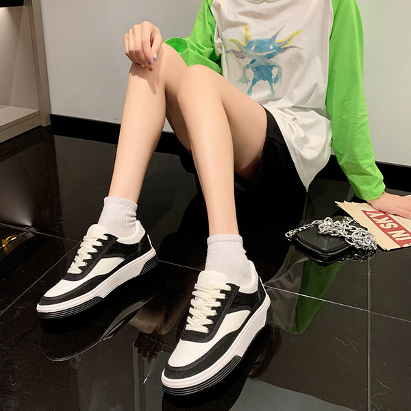 Ikdienas kedas ar plakanu zoli baltā krāsā