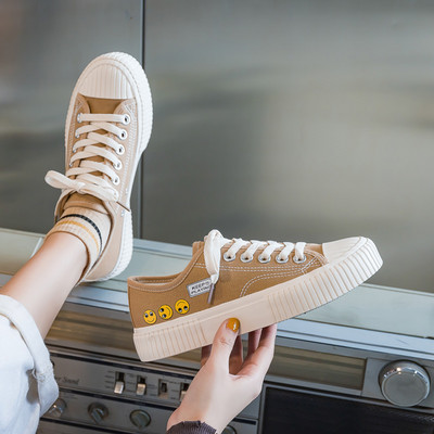 Ženske casual tenisice s aplikacijom i natpisom