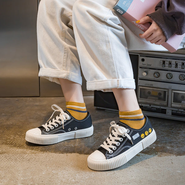 Ženske casual tenisice s aplikacijom i natpisom