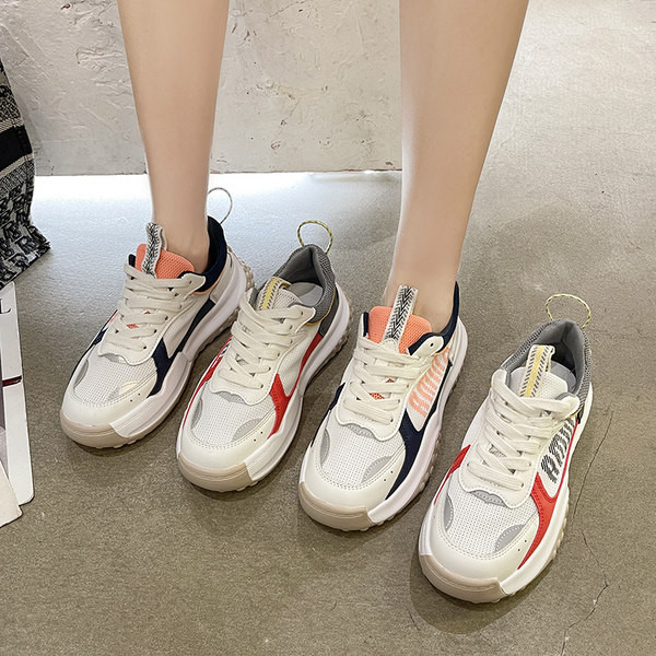 Naiste sporditossud kirja ja paeltega