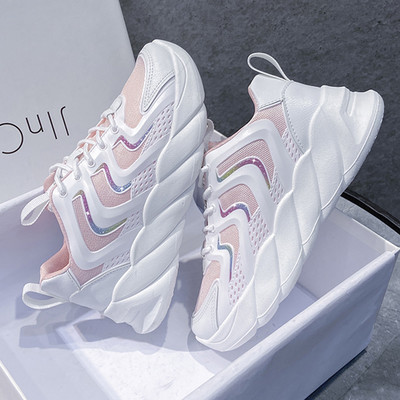 Jauns pavasara kedu modelis ar augstām zolēm un šņorēm