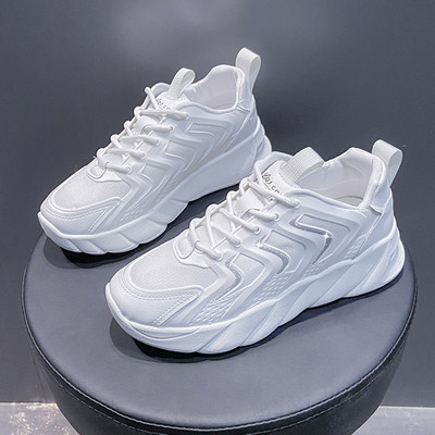 Jauns pavasara kedu modelis ar augstām zolēm un šņorēm