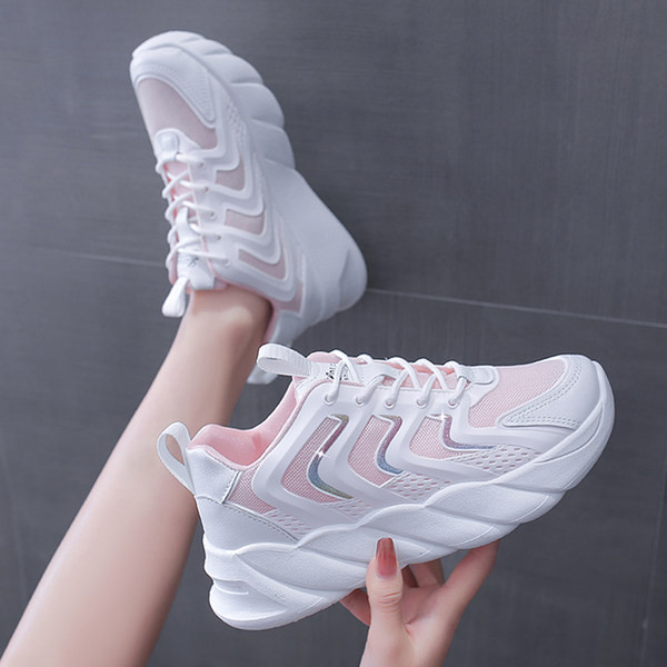 Jauns pavasara kedu modelis ar augstām zolēm un šņorēm