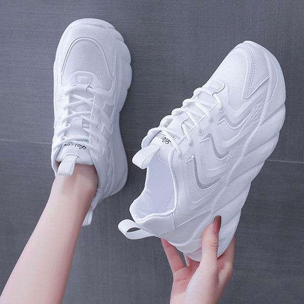 Jauns pavasara kedu modelis ar augstām zolēm un šņorēm