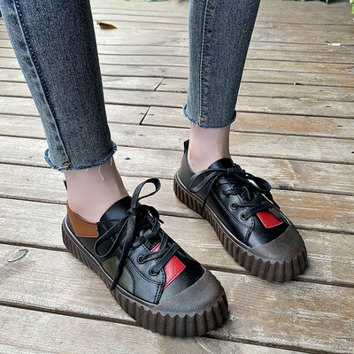 Sieviešu kedas trīs krāsās ar plakanu zoli un šņorēm