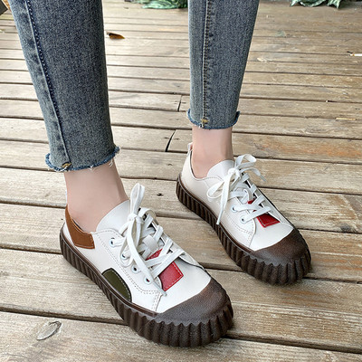 Sieviešu kedas trīs krāsās ar plakanu zoli un šņorēm