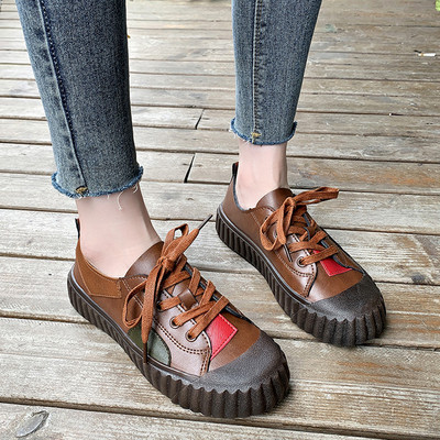 Sieviešu kedas trīs krāsās ar plakanu zoli un šņorēm