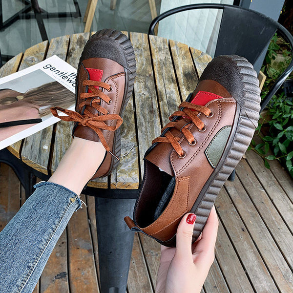 Sieviešu kedas trīs krāsās ar plakanu zoli un šņorēm