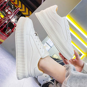 Vasaras ikdienas kedas no mākslīgās ādas ar plakanu zoli