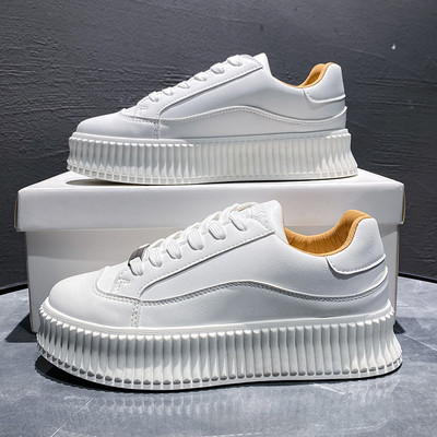 Vasaras ikdienas kedas no mākslīgās ādas ar plakanu zoli