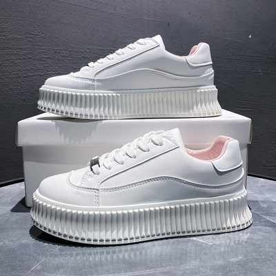 Vasaras ikdienas kedas no mākslīgās ādas ar plakanu zoli