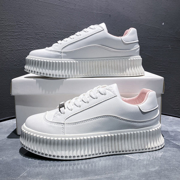 Vasaras ikdienas kedas no mākslīgās ādas ar plakanu zoli