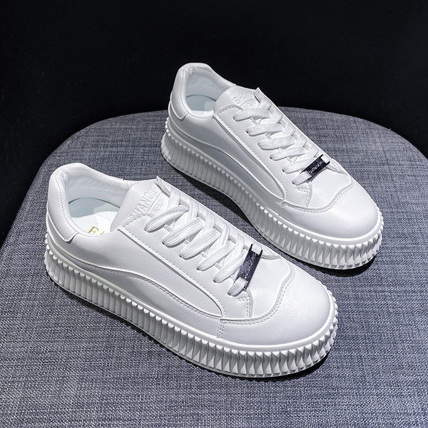 Vasaras ikdienas kedas no mākslīgās ādas ar plakanu zoli