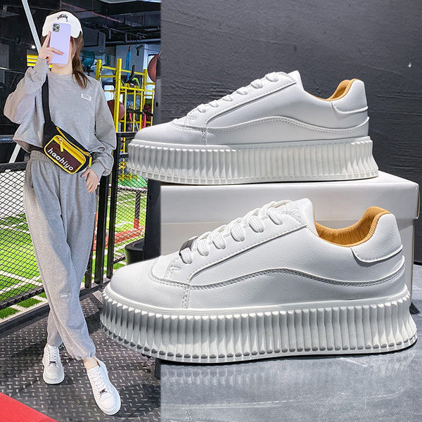 Vasaras ikdienas kedas no mākslīgās ādas ar plakanu zoli