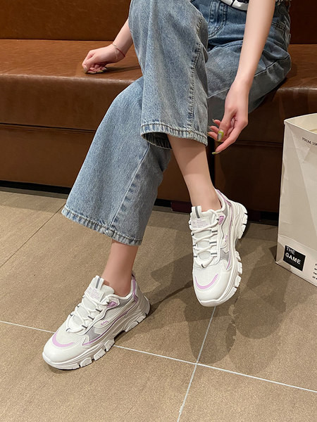 Kareda tallaga naiste hingavad tossud