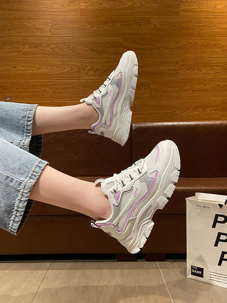 Kareda tallaga naiste hingavad tossud