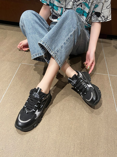 Kareda tallaga naiste hingavad tossud