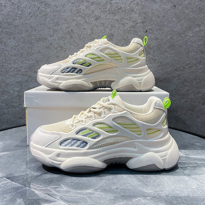 Kareda tallaga naiste sporditossud - kahte värvi