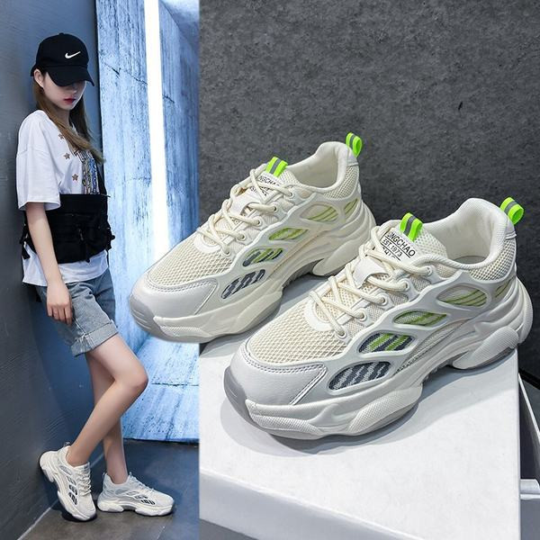 Kareda tallaga naiste sporditossud - kahte värvi