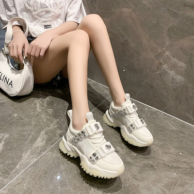 Modernas sieviešu kedas ar akmeņiem un raupju zoli