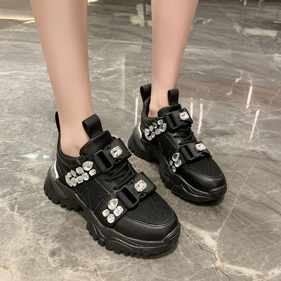 Modernas sieviešu kedas ar akmeņiem un raupju zoli