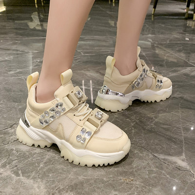 Modernas sieviešu kedas ar akmeņiem un raupju zoli