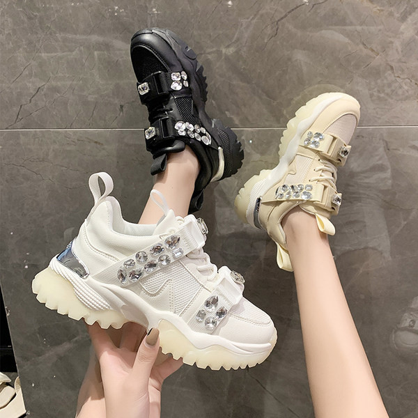 Modernas sieviešu kedas ar akmeņiem un raupju zoli