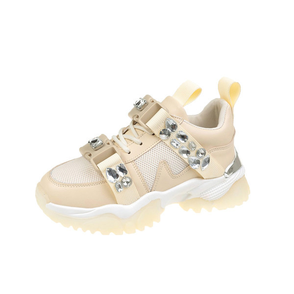 Modernas sieviešu kedas ar akmeņiem un raupju zoli