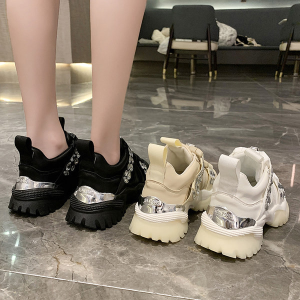 Modernas sieviešu kedas ar akmeņiem un raupju zoli