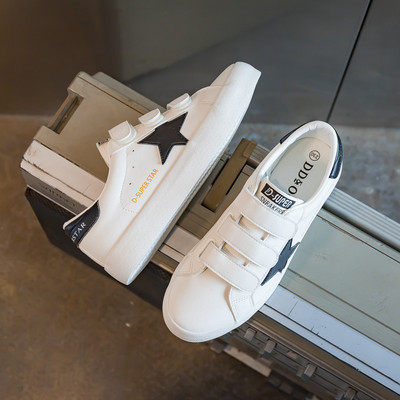 Sieviešu kedas ar velcro aizdari un uzrakstu