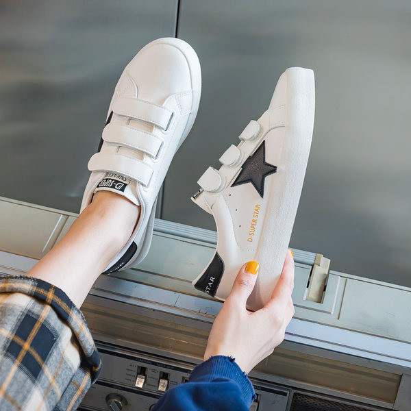 Sieviešu kedas ar velcro aizdari un uzrakstu