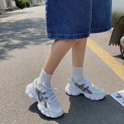 Sieviešu modernas kedas divās krāsās ar mežģīnēm