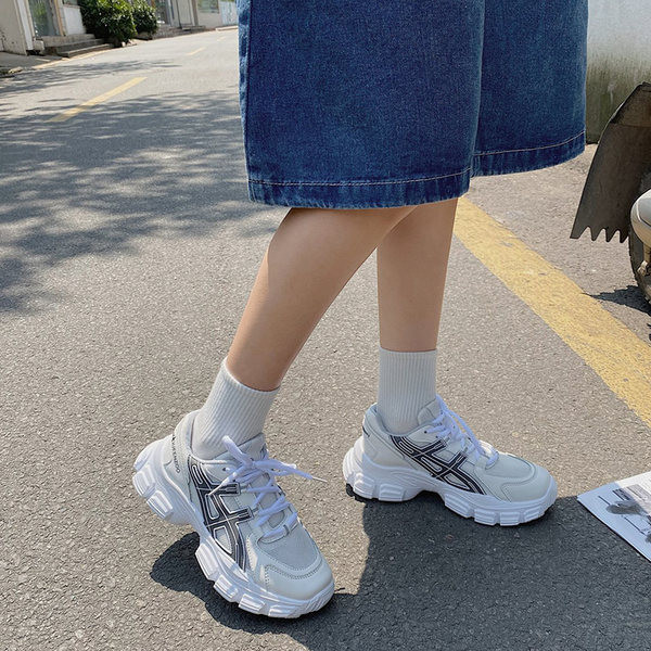 Sieviešu modernas kedas divās krāsās ar mežģīnēm